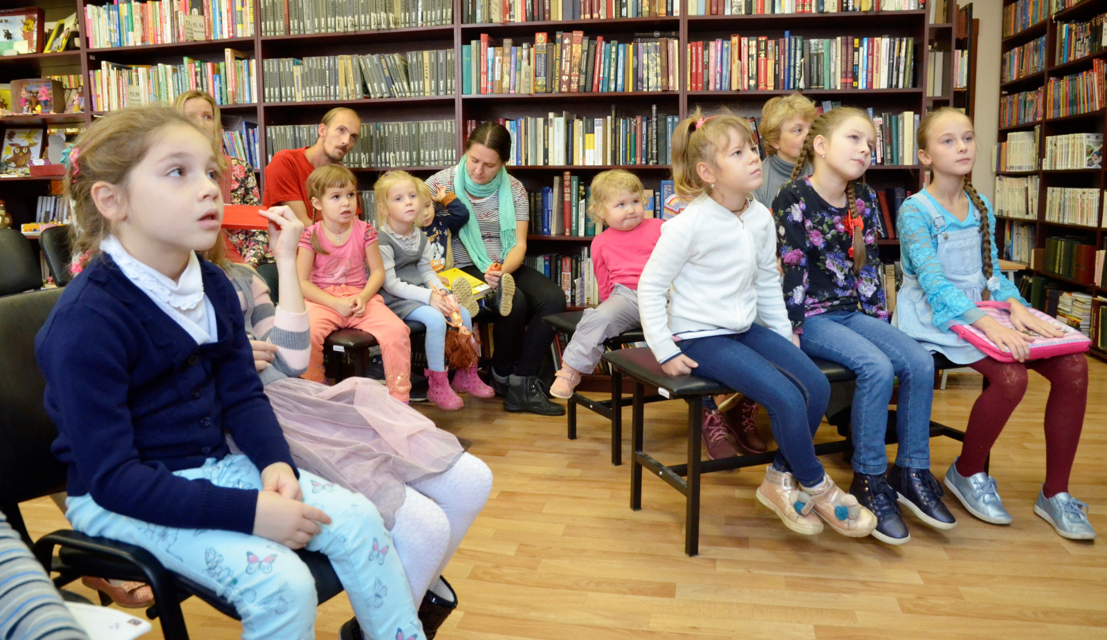 Прохождение бесед. Дети в библиотеке. Юному читателю библиотеки. Фотосессия в библиотеке дети. Беседа в библиотеке.