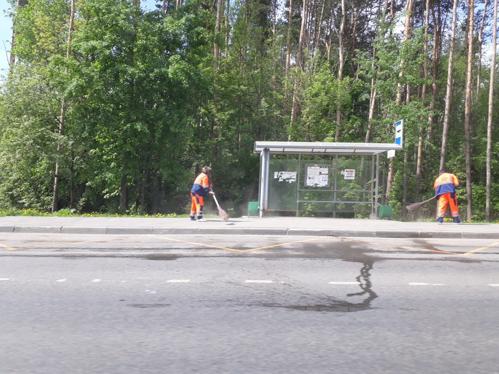 Специалисты провели уборку остановок общественного транспорта в поселении Рязановское