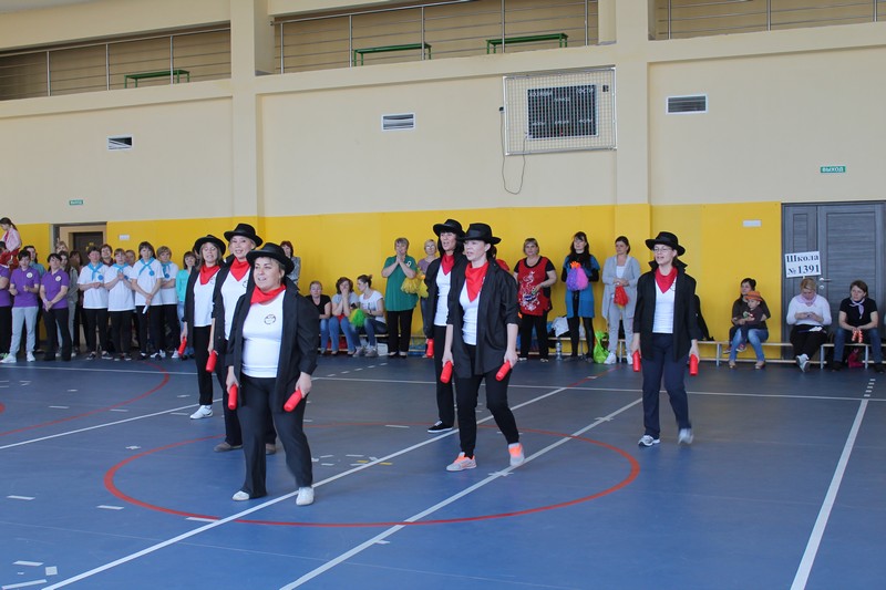 Воспитатели приняли участие в соревнованиях «Вместе весело шагать»
