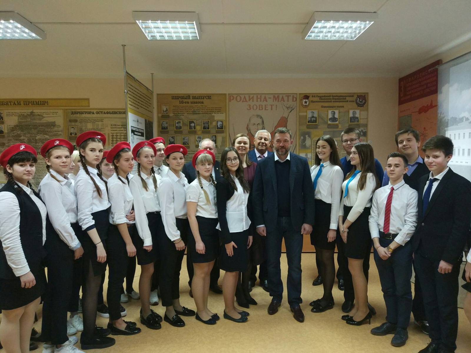 Встреча школьников с депутатом Государственной думы Дмитрием Саблиным состоялась в «Остафьево»