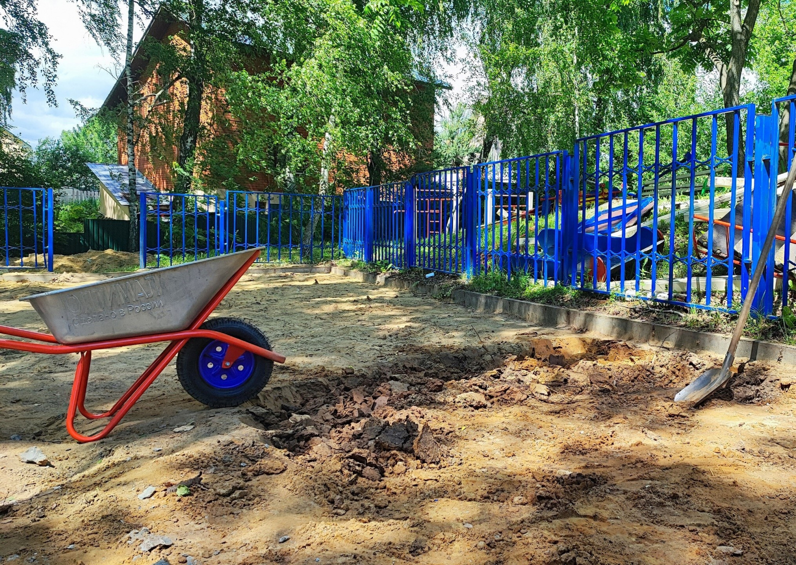 Благоустройство детской площадки начали в поселении Рязановское