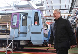 Собянин: В метро появятся современные вагоны со сквозным проходом