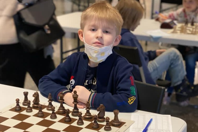 Ученик школы №2083 возглавил десятку сильнейших участников турнира по шахматам