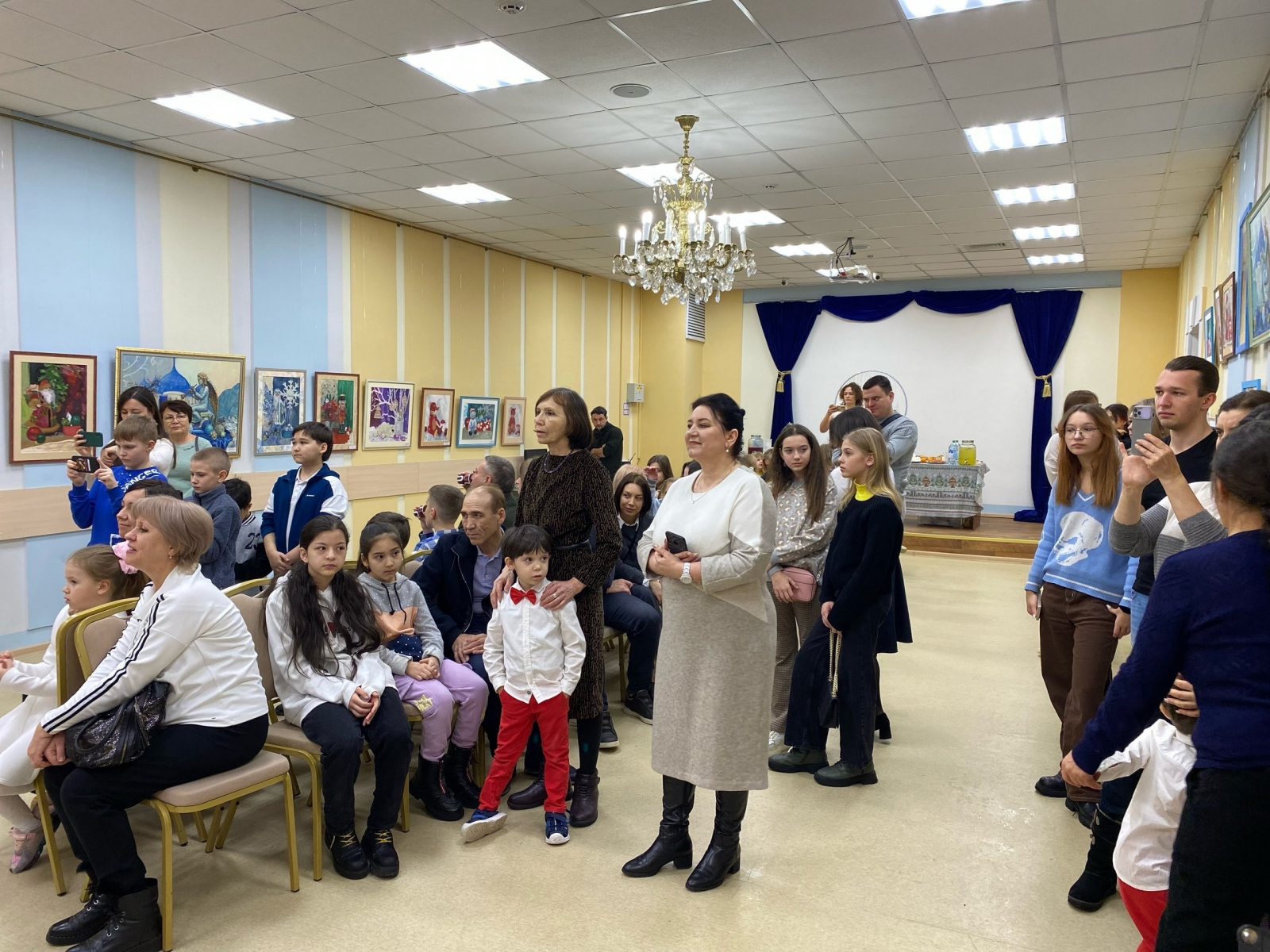 Художественная выставка открылась в ДК «Десна»