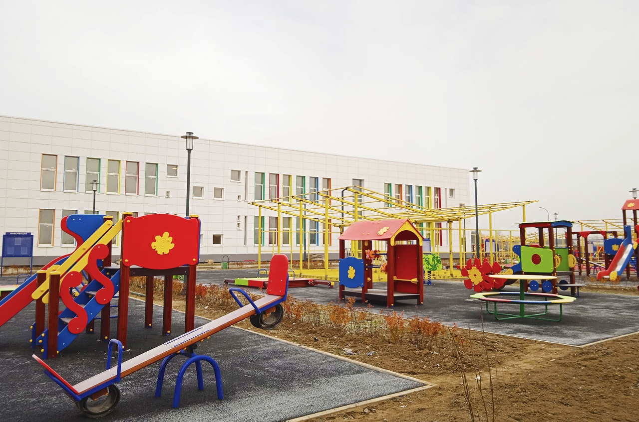 Территория нового детского сада в Остафьеве пополнилась игровым оборудованием