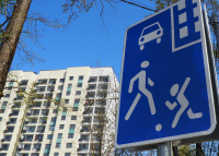  	Безопасность пешеходов: новые искусственные дорожные неровности и знаки появились в поселке Знамя Октября