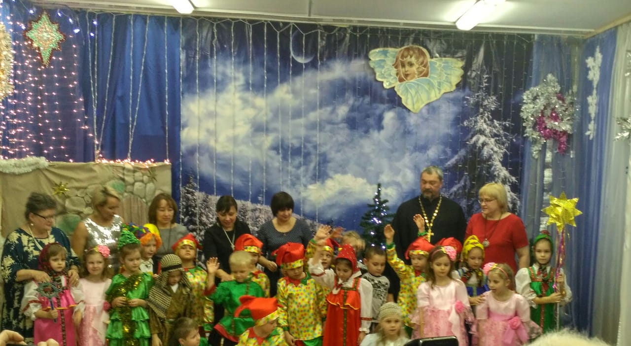 Священник Храма Живоначальной Троицы в Остафьеве поздравил детей с Рождеством