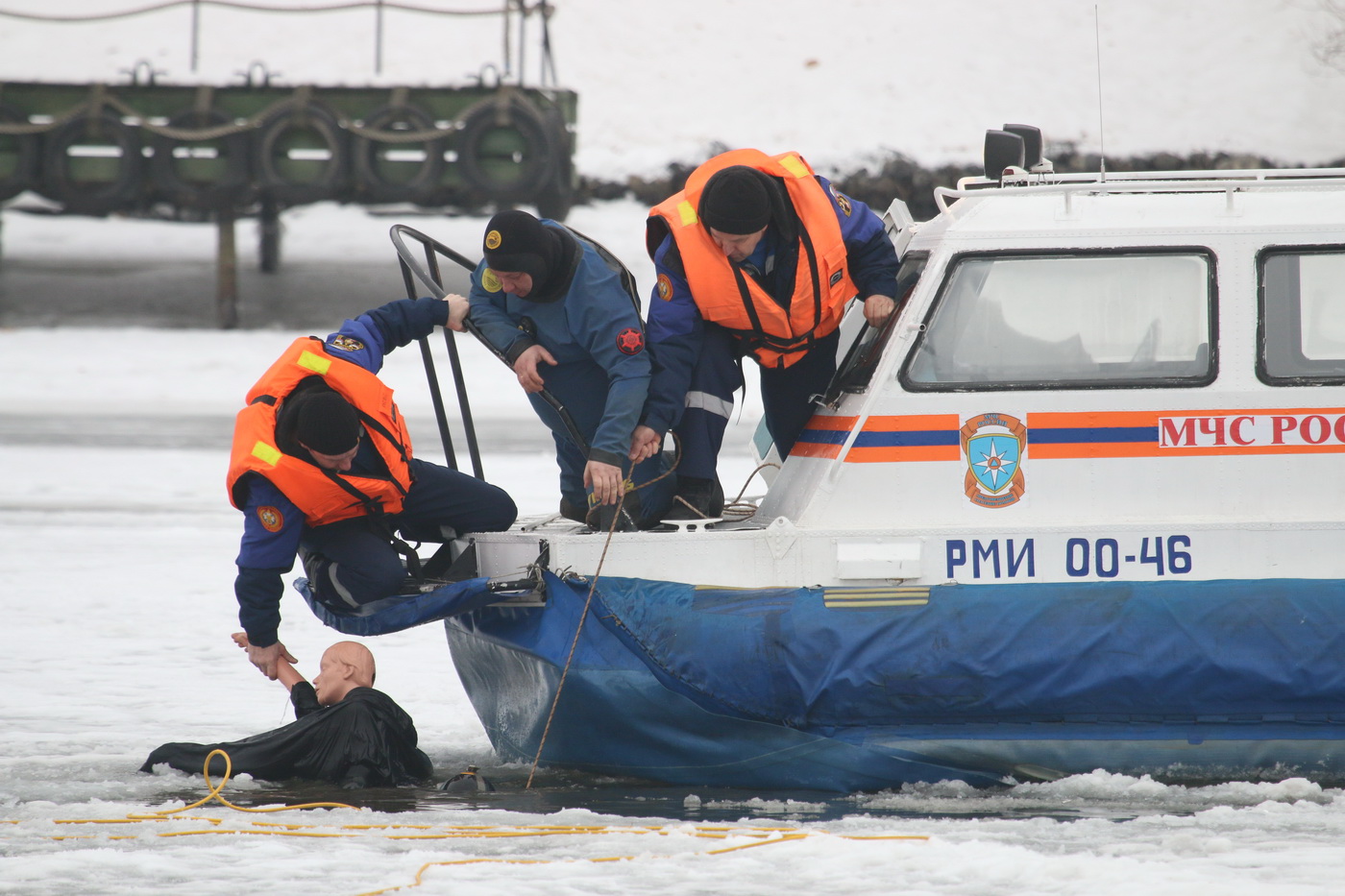 Сотрудники МЧС и Департамента ГОЧСиПБ напоминают правила безопасной рыбалки зимой