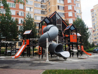 Большой игровой комплекс появился на детской площадке в микрорайоне Родники