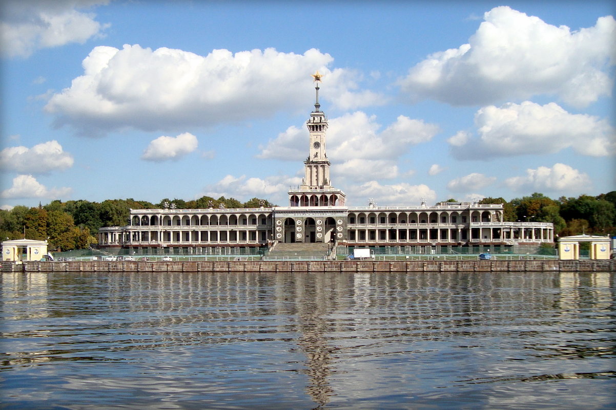 Лучшая онлайн-прогулка по историческим зданиям Москвы