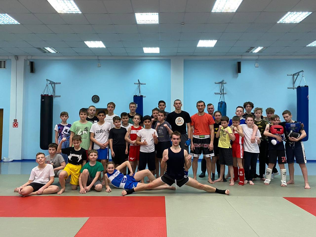 Сводная тренировка участников секций «Рукопашный бой» и «Кикбоксинг» прошла в спортивном клубе «Десна»