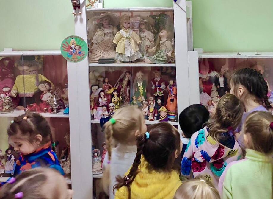 Воспитатели школы №2083 организовали экскурсию в Музей кукол