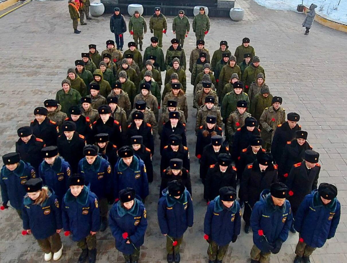 Участниками патриотической акции «Красные гвоздики» стали ученики школы №2083