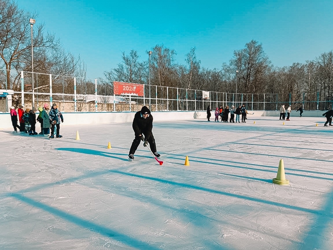 Коллектив Дома культуры «Десна» провел спортивные игры на льду