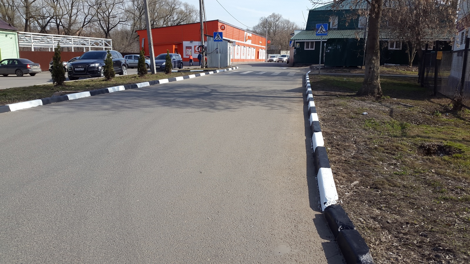 На улично-дорожной сети поселения Рязановское наносят дорожную разметку бортового камня