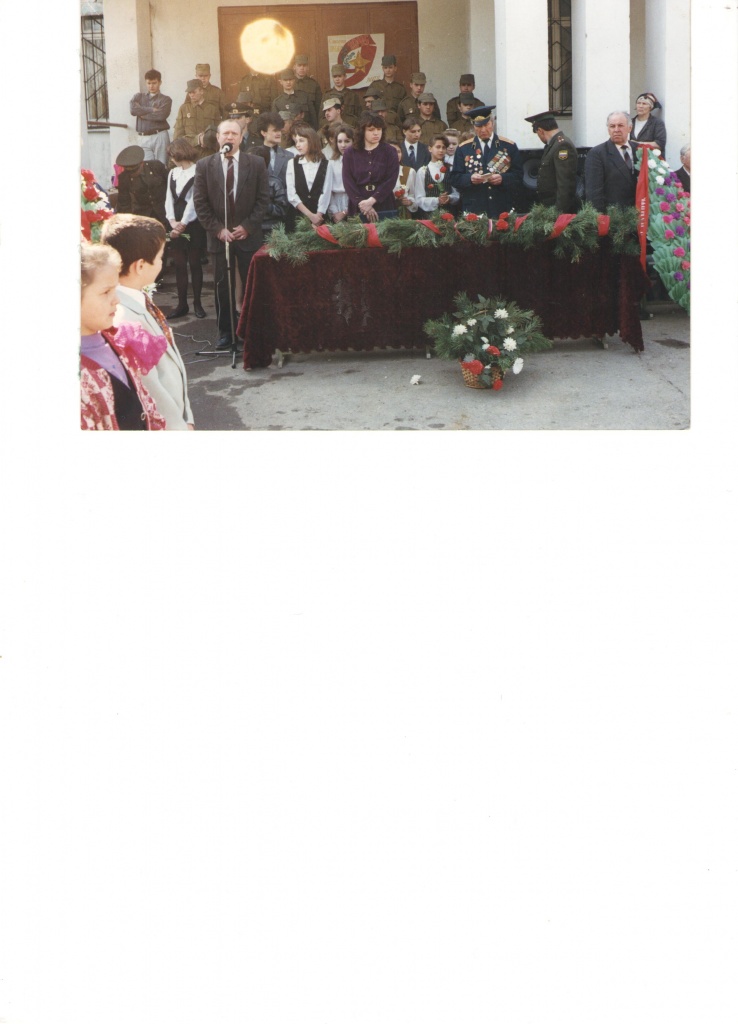 1995 г. Митинг Остафьевской школе посвященный Дню Победы